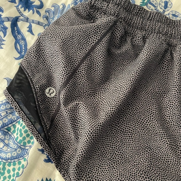 SIZE 4 2.5 LULULEMON SHORTS - perfect condition - so cute - Picture 2 of 5